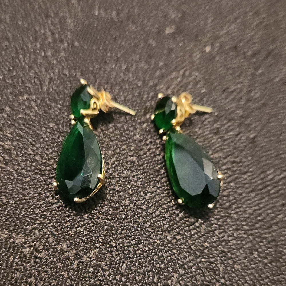 Stunning Replika Of Angelina  Jolie Gold Plate Lab Created Emerald Dangle Earrin